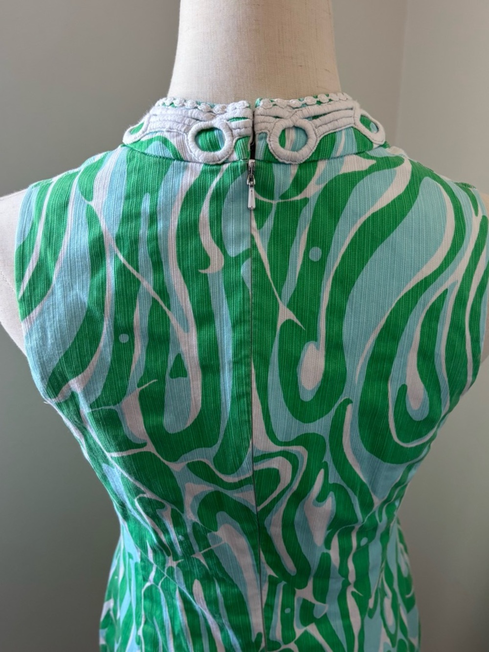Sleeveless Green Wave-Print Shift Dress with Decorative Trim - Picture 5 of 14